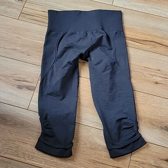 lululemon athletica Pants - Lululemon Cropped Capri Leggings Size 4 Gray High Rise Stretch Yoga Athletic